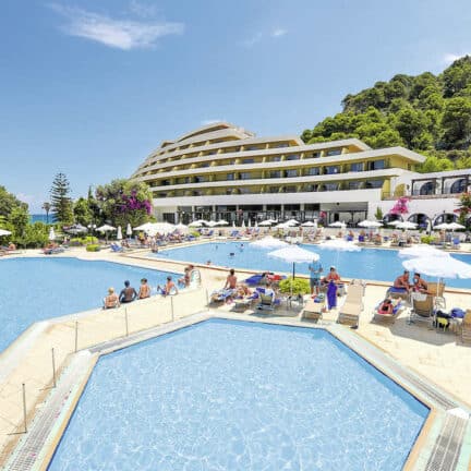 Zwembad van Olympic Palace Resort in Ixiá, Rhodos, Griekenland