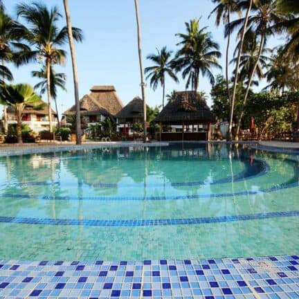 Zwembad van Paradise Beach Resort in Uroa, Zanzibar, Tanzania
