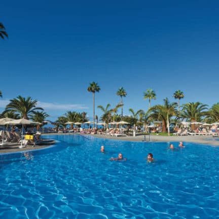 Zwembad van RIU Palace Tenerife in Costa Adeje, Tenerife, Spanje