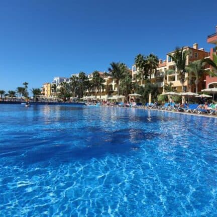 Zwembad van Sunlight Bahia Principe Costa Adeje in Puerto de la Cruz, Tenerife, Spanje