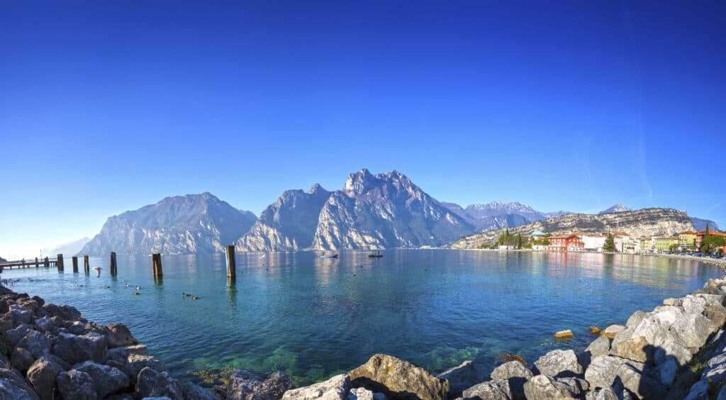 Italiaanse meren: het Gardameer met uitzicht op de bergen in Italië