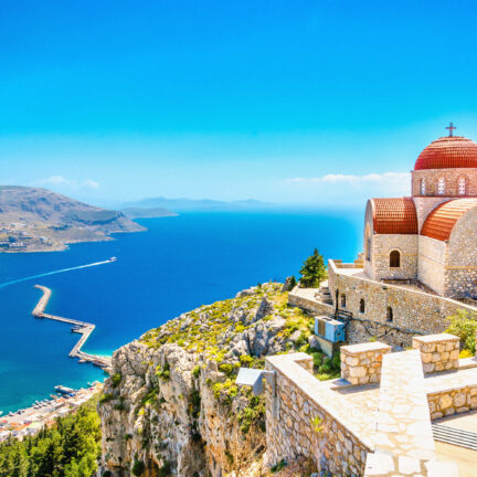 Kerk op een klif op Lesbos in Griekenland