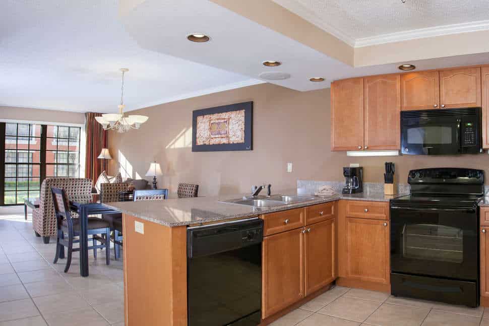 Keuken en woonkamer in appartement van Legacy Vacation Resort in Orlando, Florida, Verenigde Staten