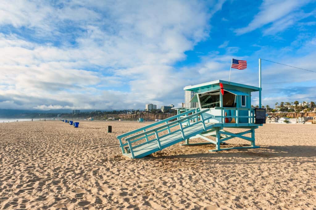 Lifeguard hut op Santa Monica Beach in Los Angeles, Californië