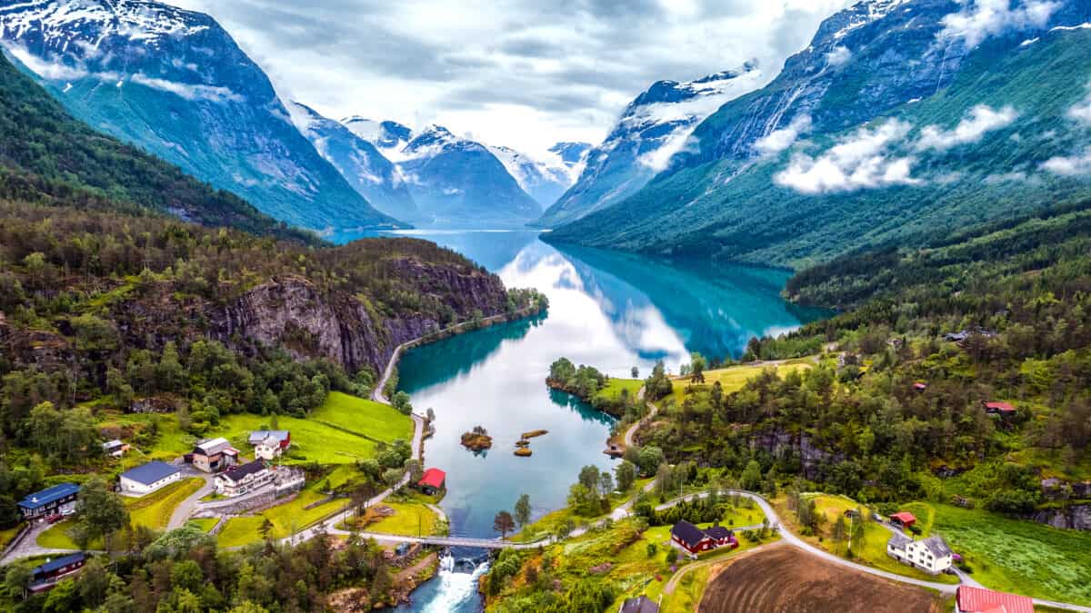 Uitzicht over een Noors fjord