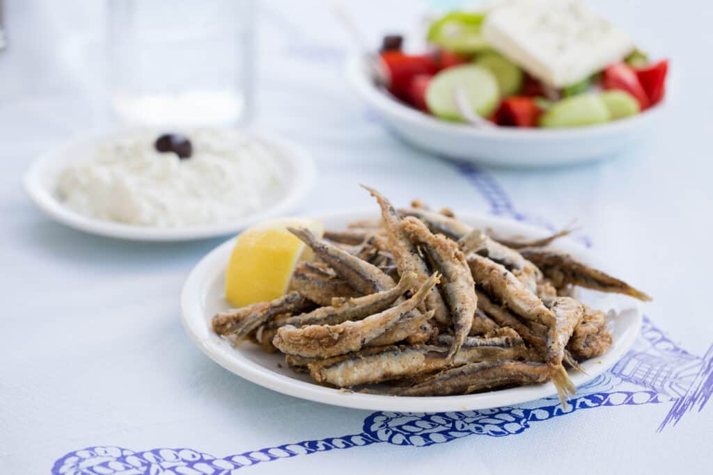 Visjes en salade in een Griekse Taverna