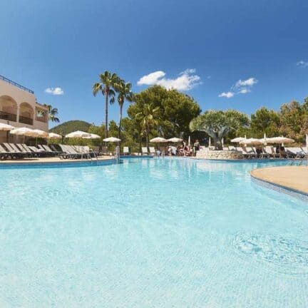 Zwembad van Invisa Figueral Resort in Playa de Figueral, Ibiza, Spanje