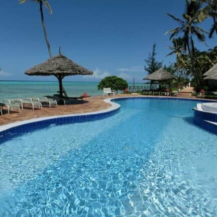 Zwembad van Reef & Beach Resort in Paje, Zanzibar, Tanzania