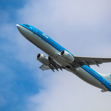 KLM vliegtuig KLM vliegtuig stijgt op