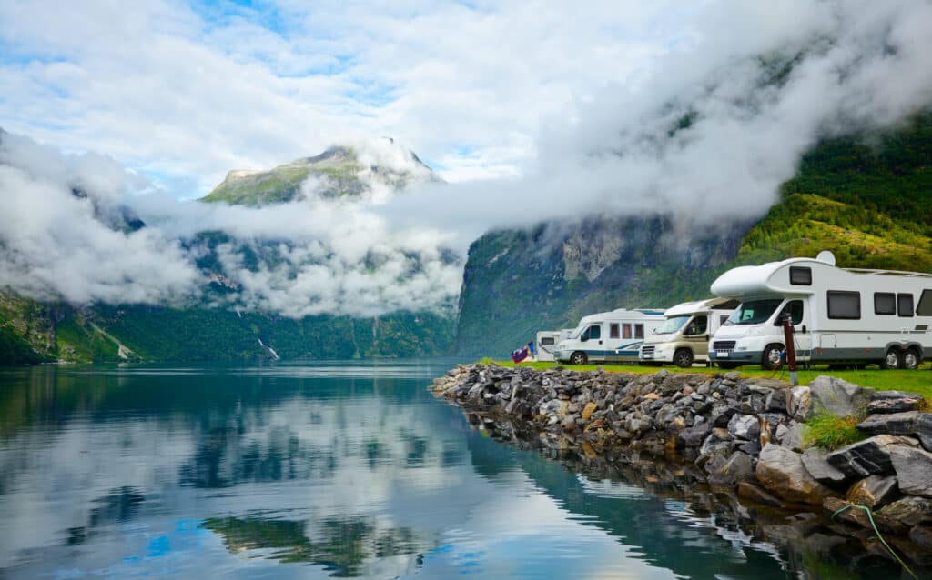 Campers aan een meer in Noorwegen