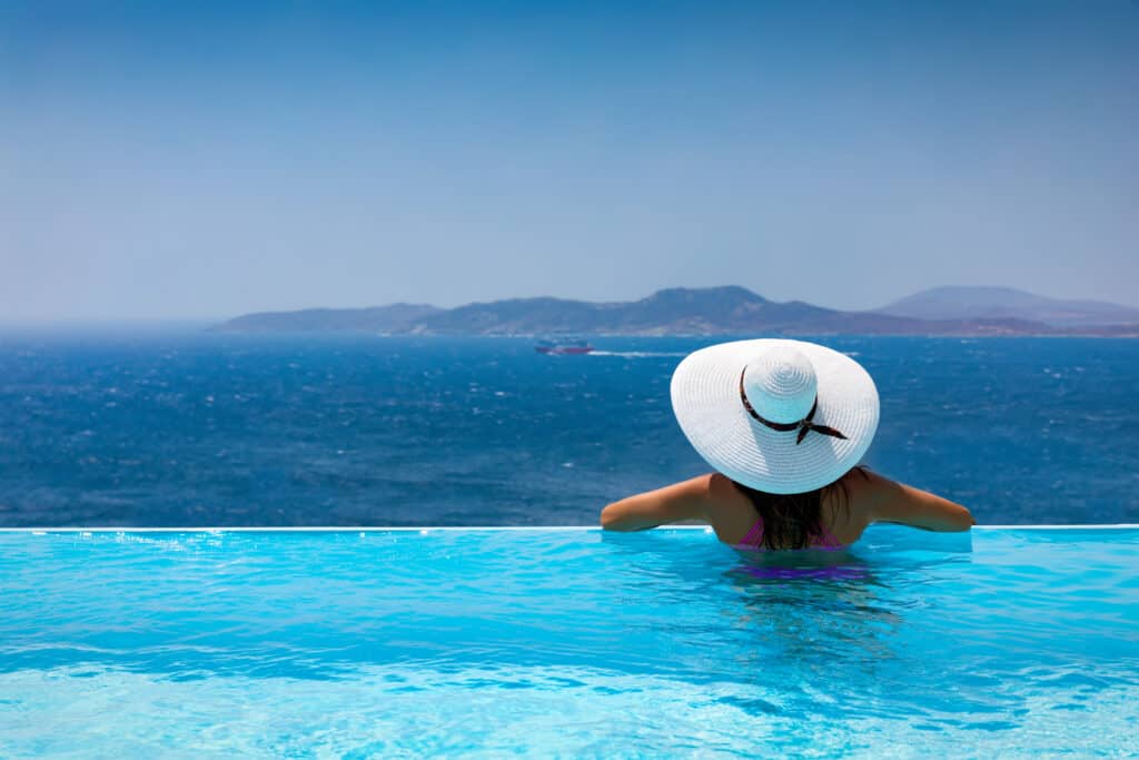 Vrouw geniet van het uitzicht op een van de Griekse eilanden
