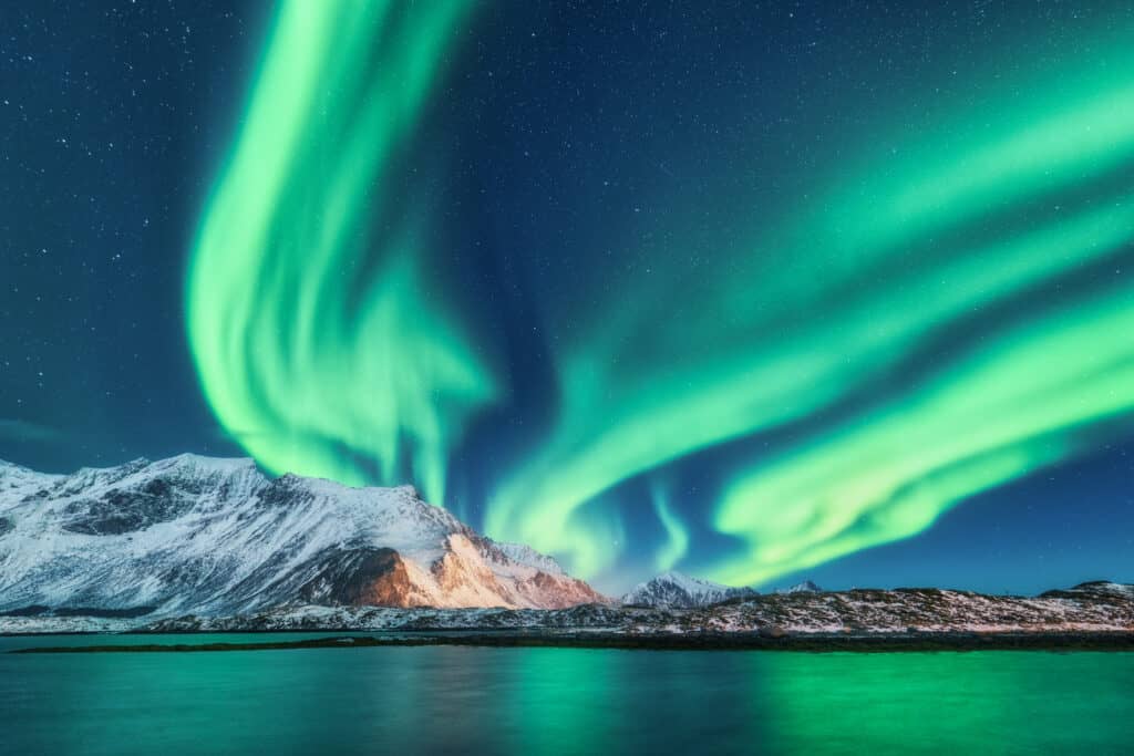Groen noorderlicht bij de Lofoten in Noorwegen