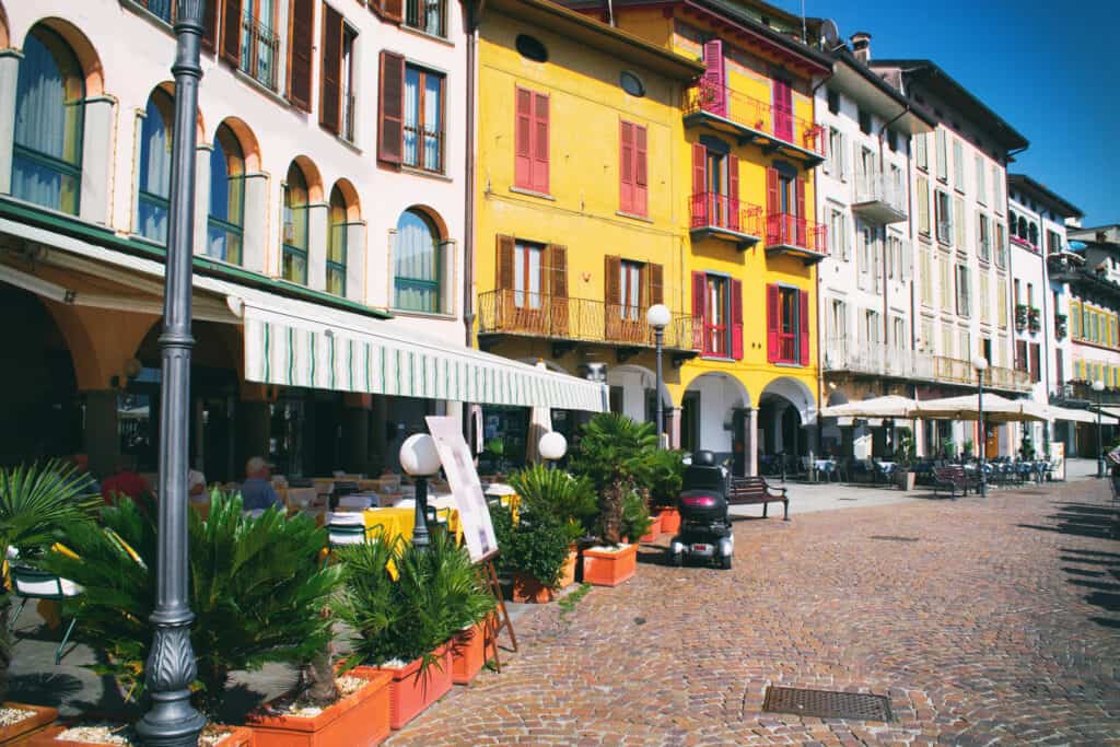 Restaurants en huizen in Pisogne, Italië