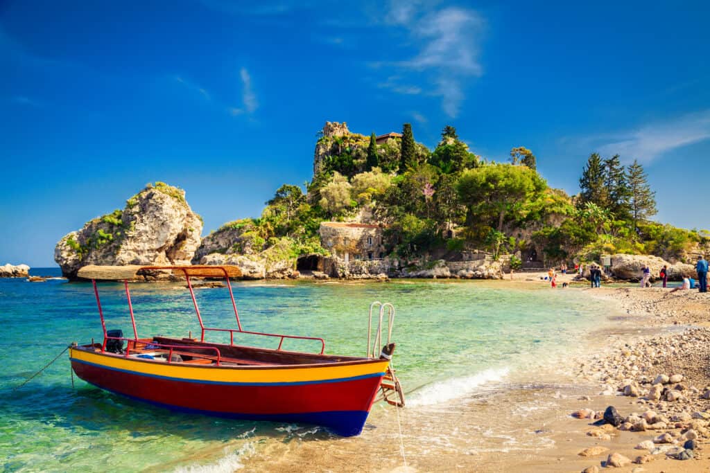 Bootje op het strand in Sicilië