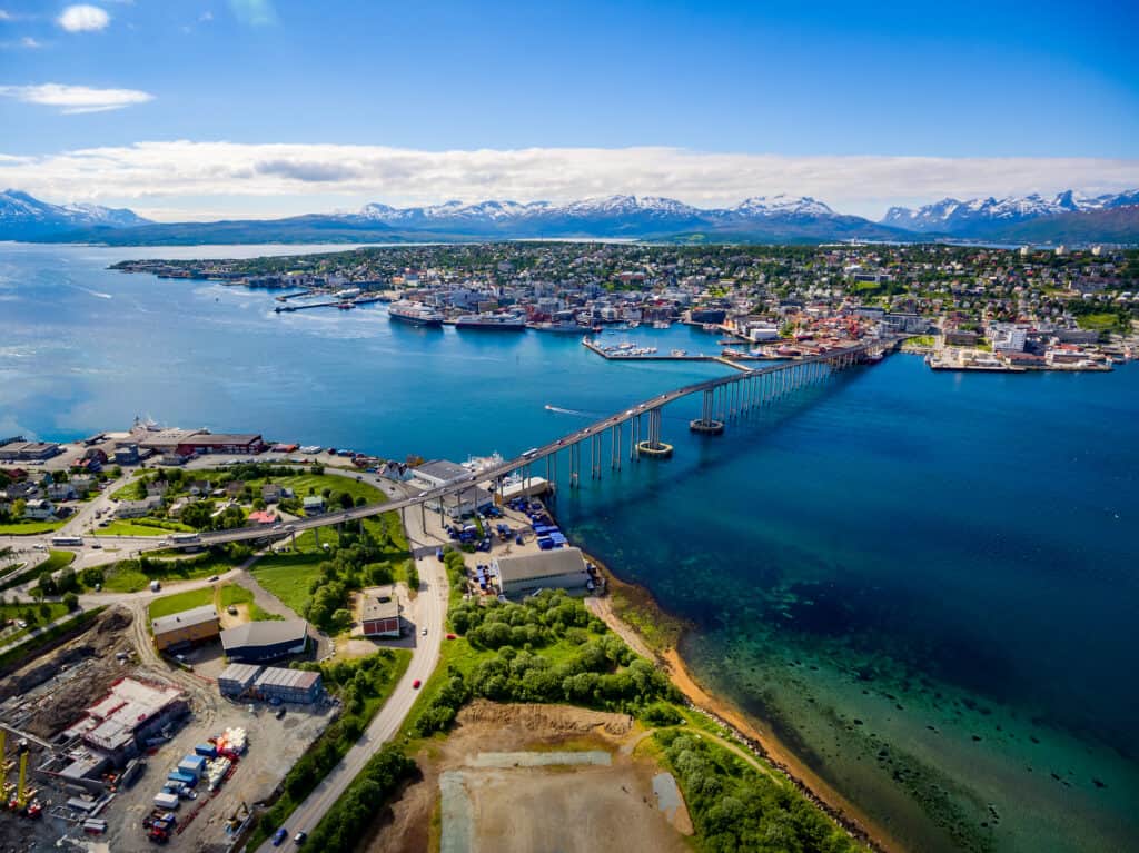 Uitzicht op de bergen en brug van Tromsø