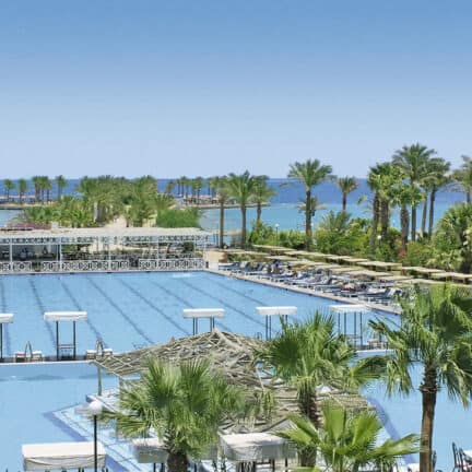 Zwembad van Arabia Azur Beach Resort in Hurghada, Rode Zee, Egypte