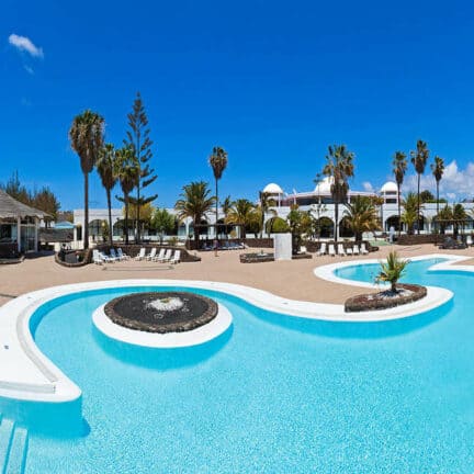 Zwembad van Elba Lanzarote Royal Village Resort in Playa Blanca, Lanzarote, Spanje