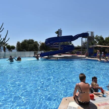 Glijbaan en zwembad van Parkim Ayaz in Gümbet, Zuid-Egeïsche Kust, Turkije