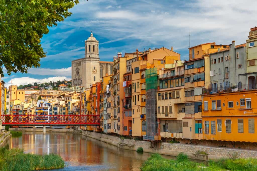 Kleurrijke huisjes aan het water in Girona, Spanje