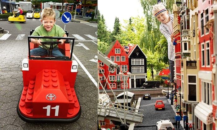 Kind in legoauto en kind bij legohuizen in Legoland Billund, Denemarken