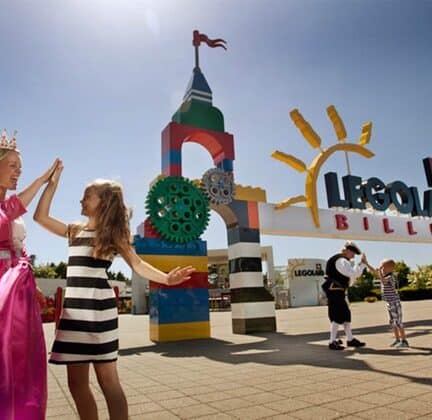 Prinses en kind bij ingang Legoland Billund, Denemarken