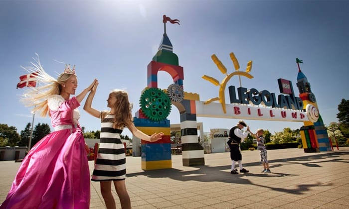 Prinses en kind bij ingang Legoland Billund, Denemarken