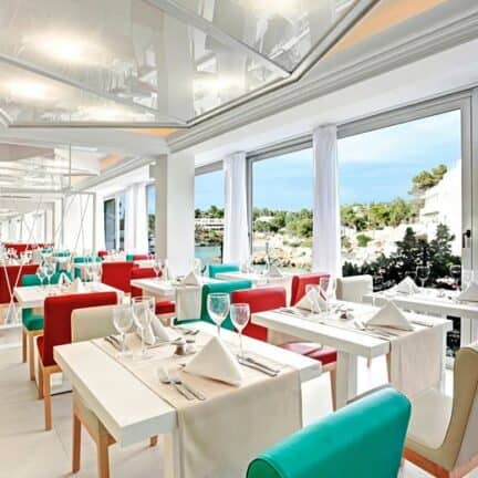 Restaurant van Grupotel Ibiza Beach resort in Cala Portinatx, Spanje