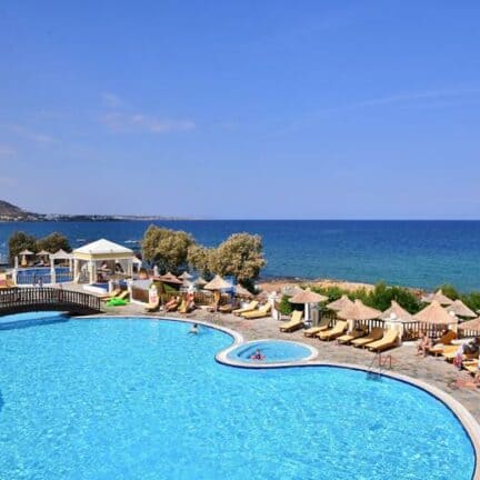 Zwembad van Alexander Beach in Stalis op Kreta, Griekenland