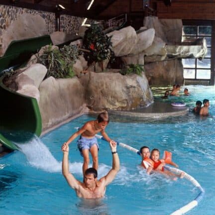 Zwembad van Disney’s Sequoia Lodge in Marne-la-Vallée, Parijs, Frankrijk