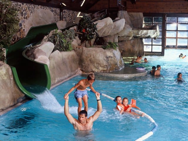 Zwembad van Disney’s Sequoia Lodge in Marne-la-Vallée, Parijs, Frankrijk