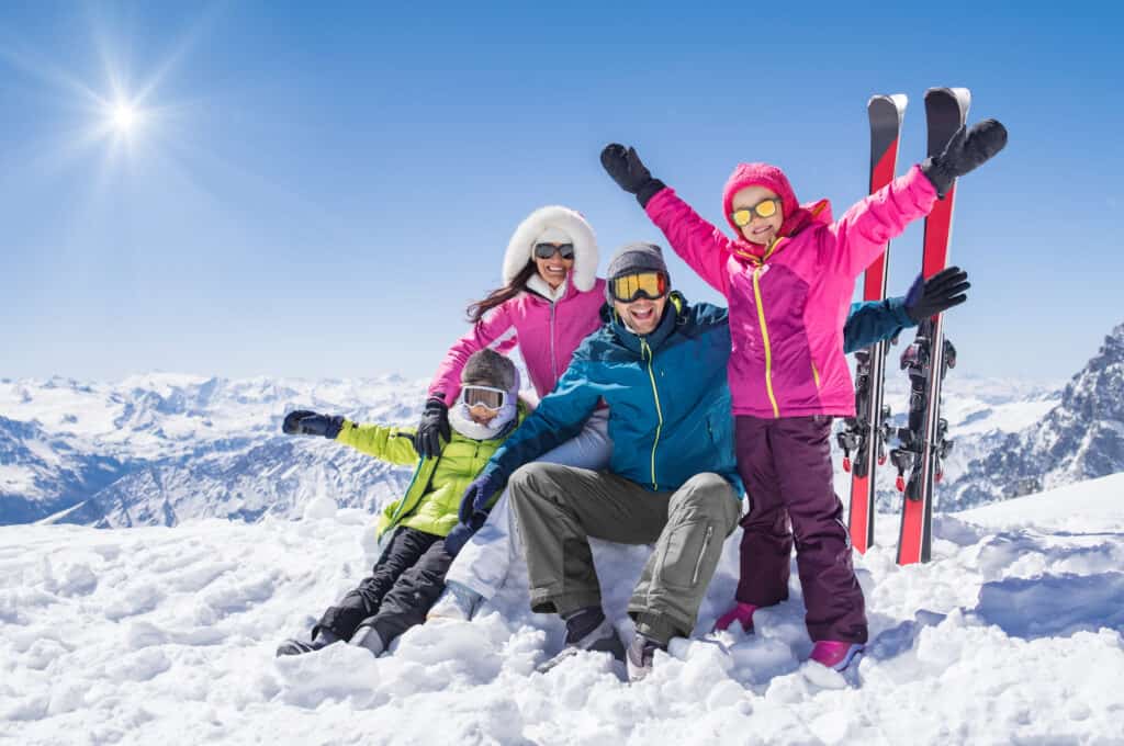Vrolijke familie op wintersport