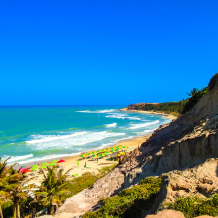 Strand van Pipa met azuur blauwe zee en kliffen in Brazilië