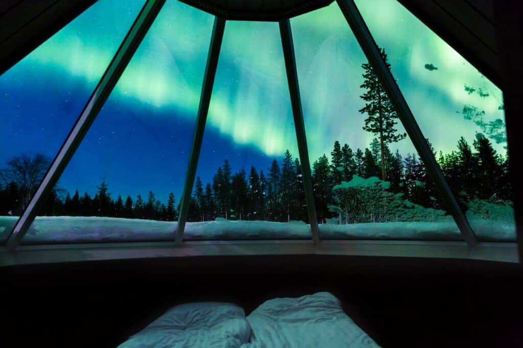 Uitzicht op het noorderlicht in een cabin van Levi Northern Lights Huts
