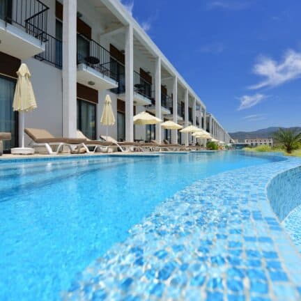 Zwembad voor de swim-up kamers van Jiva Beach Resort