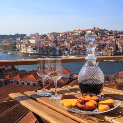 Terras met typische port en 'Pasteis de nata' en uitzicht over Porto