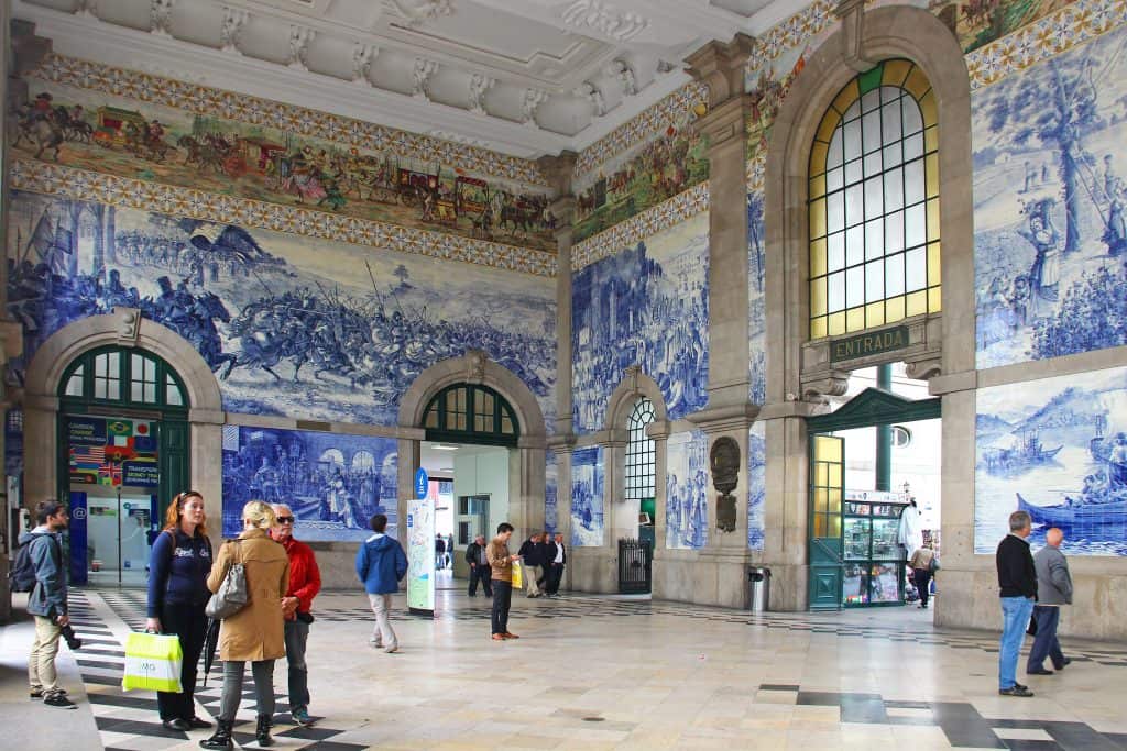 Treinstation São Bento met prachtige azulejos tegels in Porto