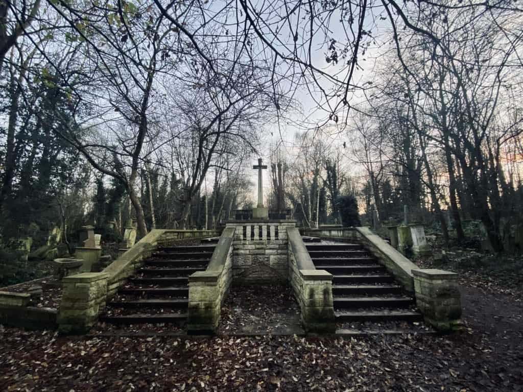Groot kruis in Abney Park cemetery begraafplaats Londen