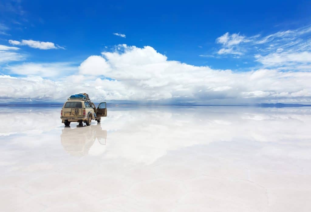 Salar de Uyuni met auto in Bolivia