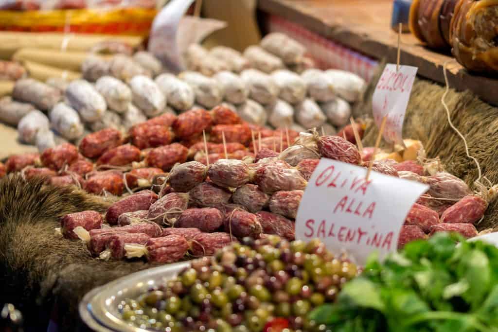 Salami op een markt in Italië