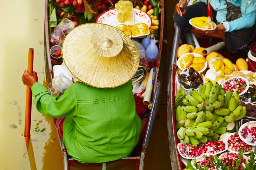 Drijvende fruit markt in Thailand