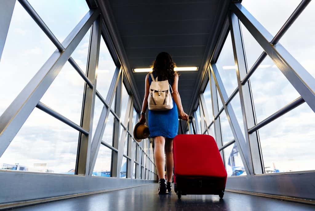 Vrouw met een koffer op het vliegveld