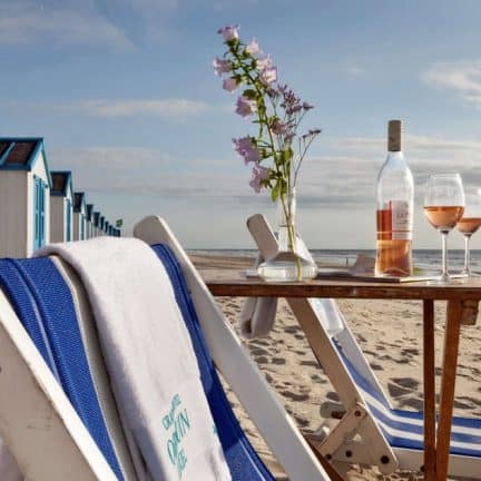 Stoelen en tafel met wijn op het strand van Texel
