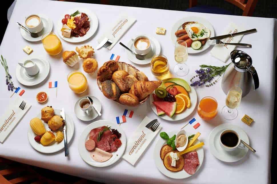 Tafel met ontbijt van Eurostrand Resort Moseltal
