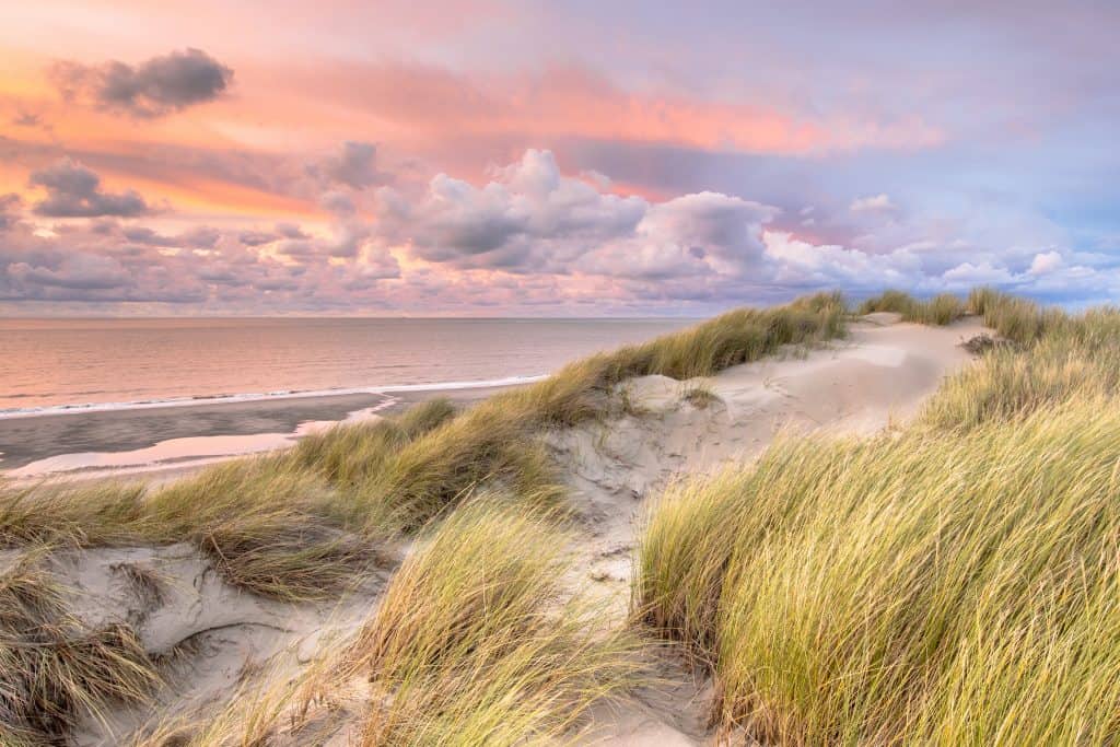 Uitzicht over zee en duinen in Nederland