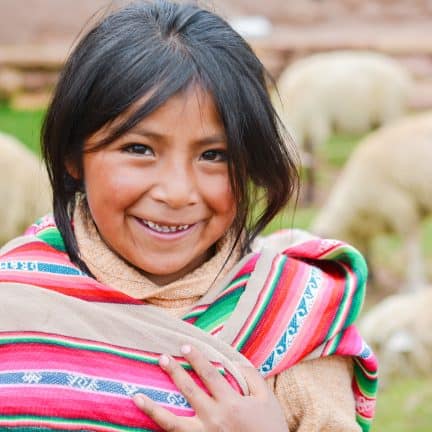 Vrolijk meisje in traditionele kleding in Ecuador