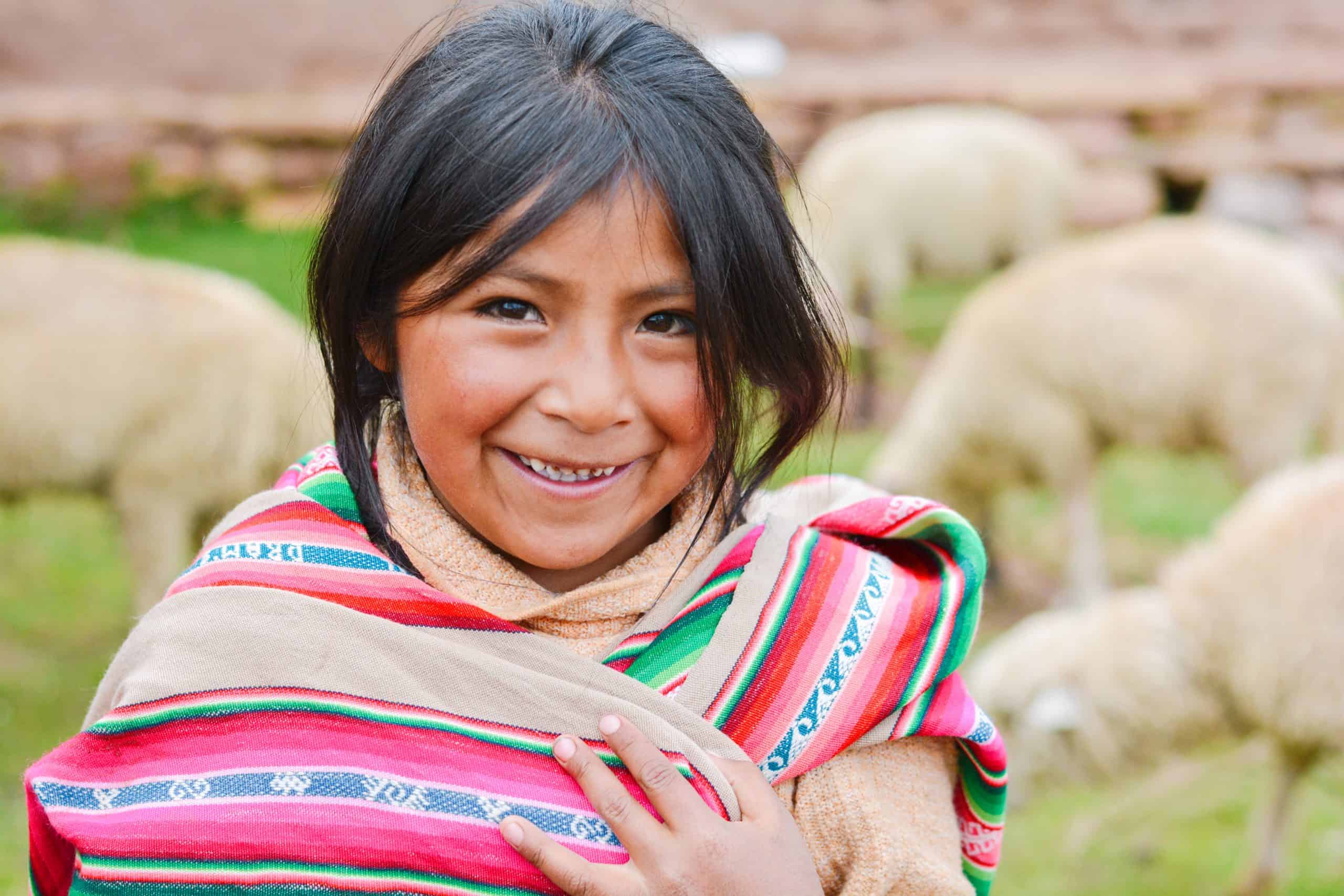 Vrolijk meisje in traditionele kleding in Ecuador