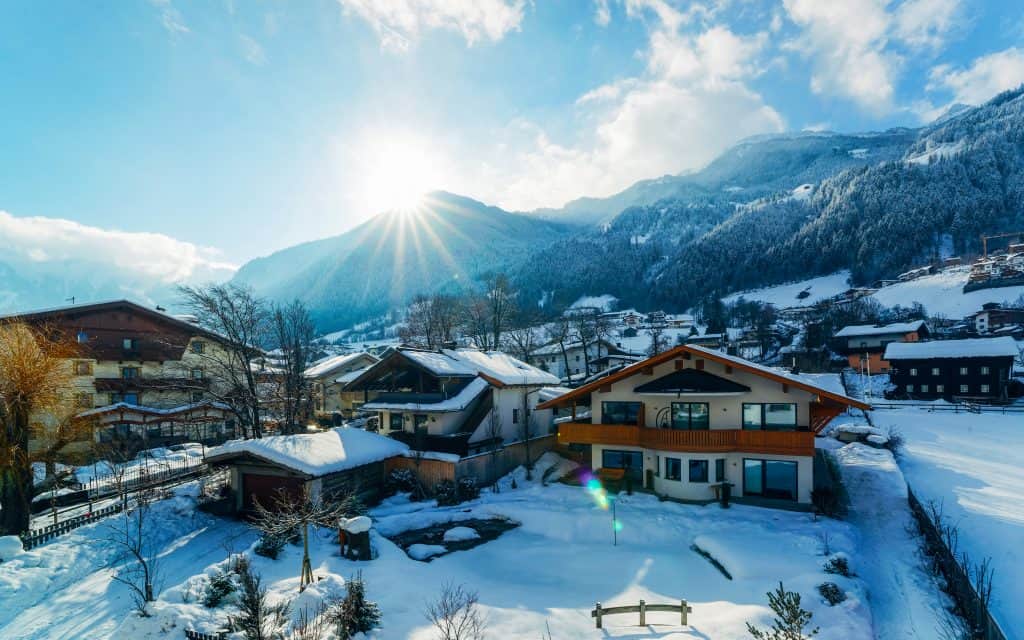 Besneeuwde huizen in Mayrhofen, Oostenrijk