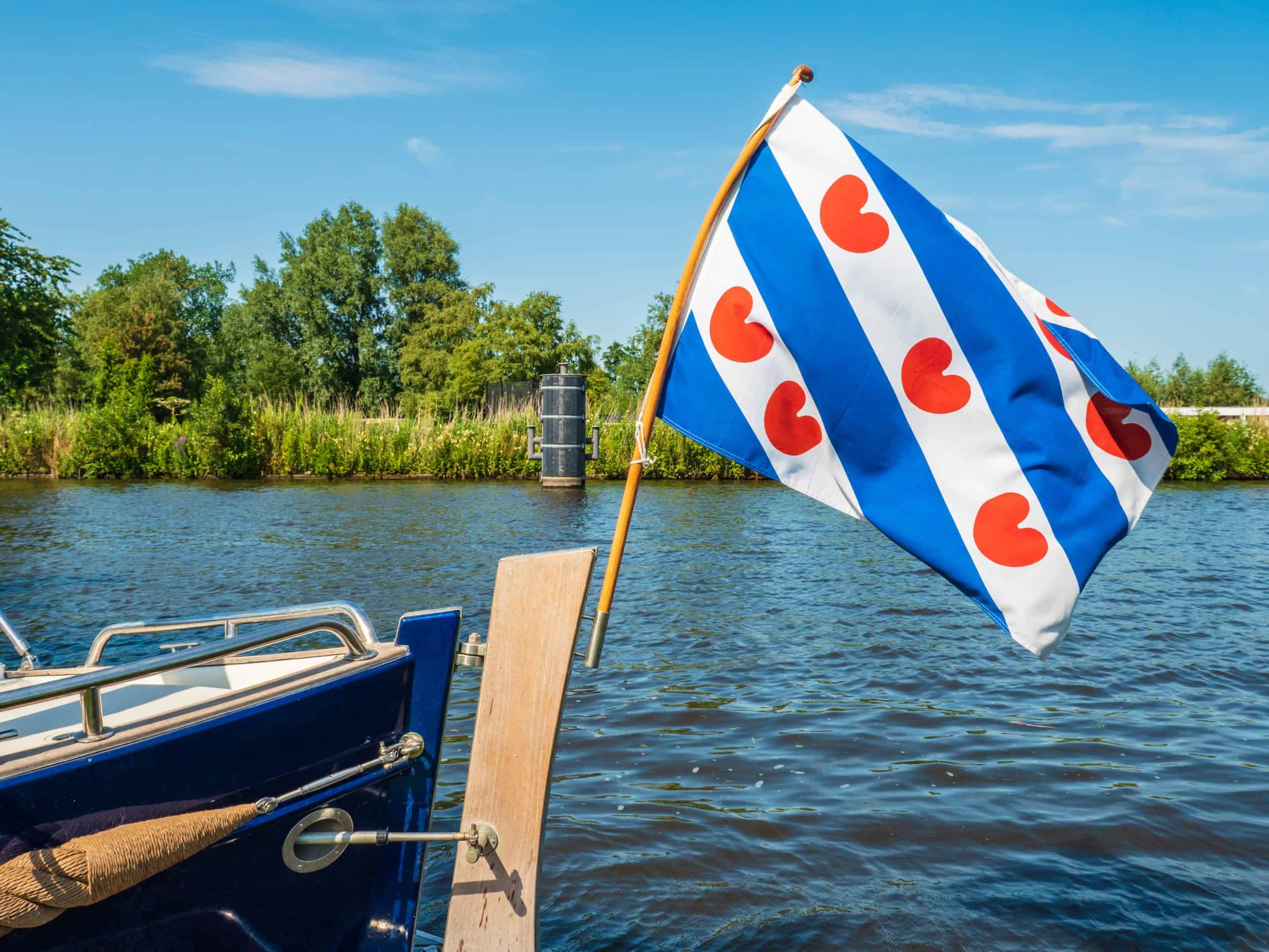 Boot met vlag op een meer in Friesland