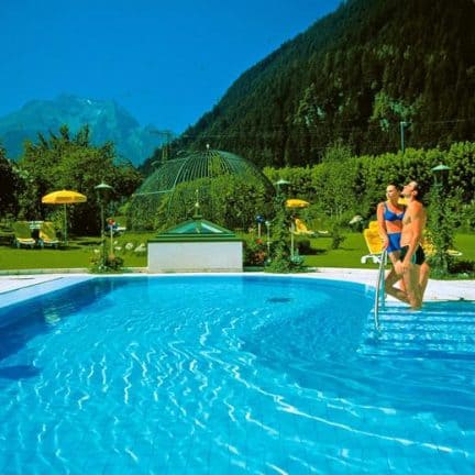 Buitenzwembad van Alpendomizil Neuhaus