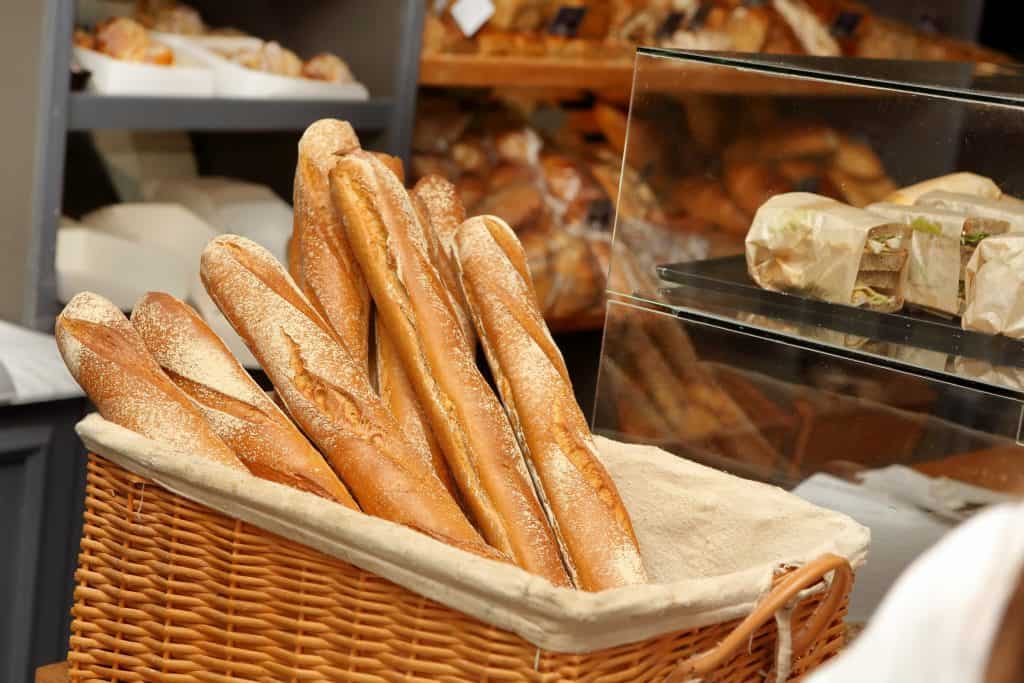 Franse stokbrood in een mandje